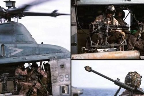 Xạ thủ trực thăng UH-1Y Mỹ luyện bắn tỉa giữa vùng biển Trung Đông