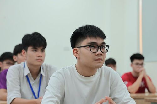 Mở màn kỳ thi tốt nghiệp THPT, thí sinh kỳ vọng đạt điểm cao môn Ngữ văn