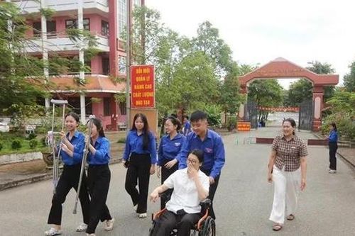 Quảng Trị: Thí sinh đến điểm thi sau ngày mổ ruột thừa