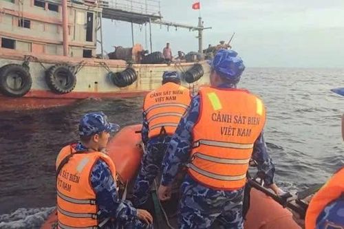 Bộ Tư lệnh Vùng Cảnh sát biển 2 bắt giữ 3 tàu cá vi phạm IUU