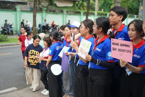 Độc đáo tiếp sức mùa thi bằng nhiều thứ tiếng
