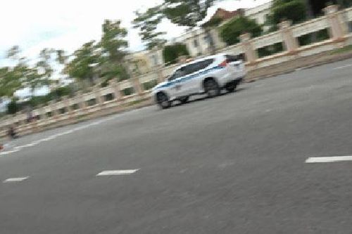 CSGT mở đường đưa nam sinh bị sốt cao đến điểm thi tốt nghiệp THPT