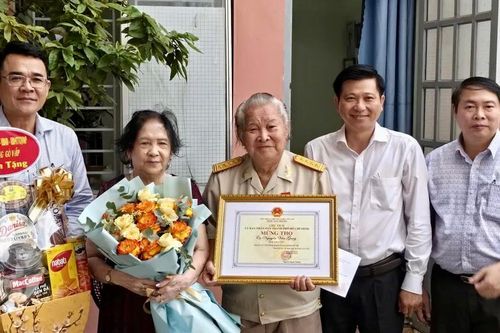 Trưởng Ban Nội chính Thành ủy TPHCM thăm, chúc thọ người cao tuổi tiêu biểu