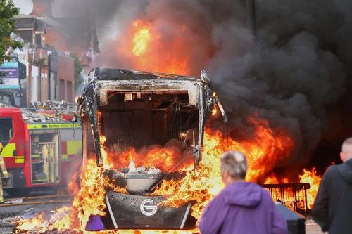 Cảnh sát dùng vòi rồng giải tán người biểu tình ở Belfast