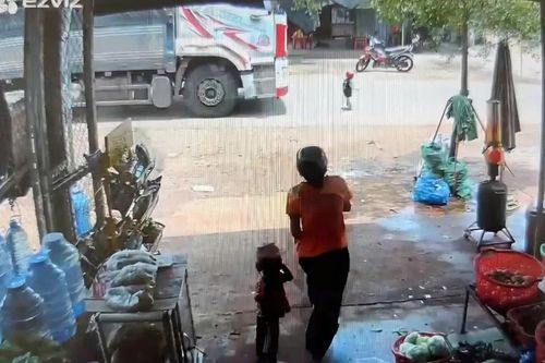 Chạy qua đường, bé trai 3 tuổi bị xe tải tông tử vong