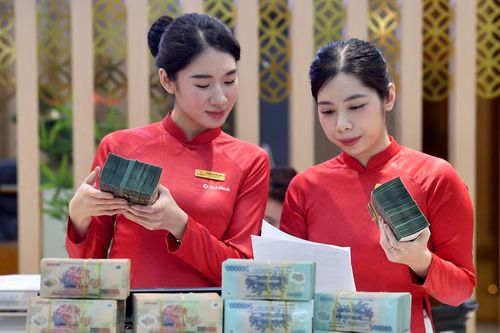 Tại sao gửi tiền ngân hàng trả lãi suất cao vót 8%/năm dù kỳ hạn chỉ 1 tháng?
