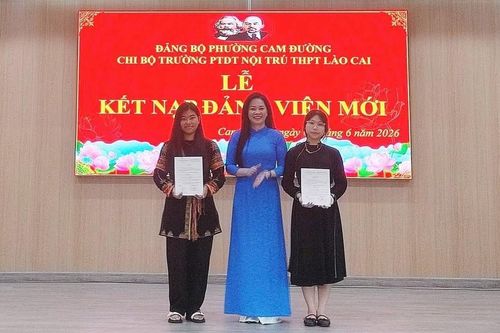 Hai học sinh được kết nạp Đảng trước ngày thi tốt nghiệp THPT