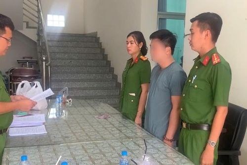 Khởi tố 2 đối tượng giả mạo nhãn hiệu dầu gió nổi tiếng của Singapore