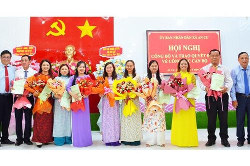 Xã An Cư trao 14 quyết định về công tác cán bộ