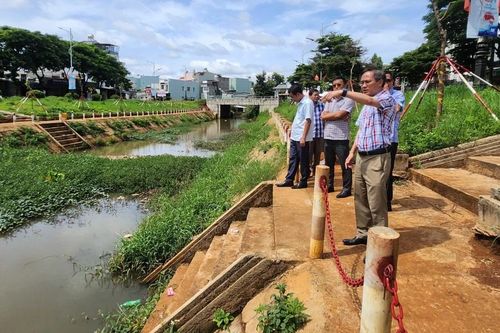 Lãnh đạo phường Pleiku khảo sát hiện trạng cảnh quan Phố đêm Chợ Nhỏ và suối Hội Phú