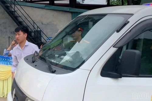 Công an xã Đông Cuông kịp thời hỗ trợ thí sinh đến điểm thi đúng giờ