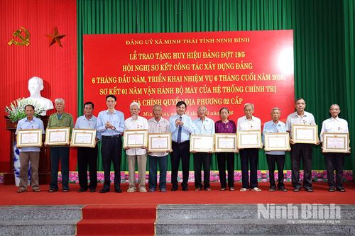 Đảng ủy xã Minh Thái tổ chức trao tặng Huy hiệu Đảng và sơ kết 1 năm vận hành mô hình chính quyền địa phương 2 cấp
