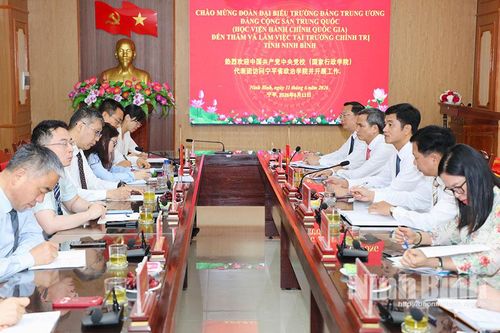 Đoàn đại biểu Trường Đảng Trung ương Đảng Cộng sản Trung Quốc (Học viện Hành chính Quốc gia) thăm, làm việc với Trường Chính trị tỉnh