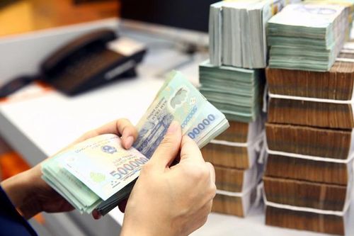 Nghịch lý lãi suất chạm trần nhưng tiền trong ngân hàng vẫn vơi