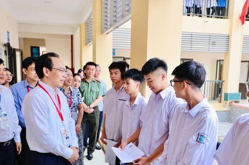 Bộ trưởng Bộ Giáo dục và Đào tạo động viên thí sinh thi tốt nghiệp THPT