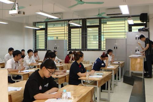 Sáng nay, hơn 1,2 triệu thí sinh trên cả nước dự thi môn Ngữ văn