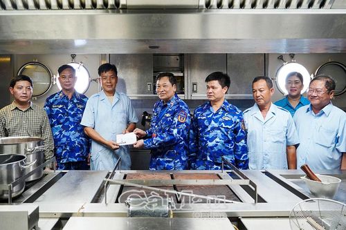 'Anh nuôi' trên tàu Cảnh sát biển