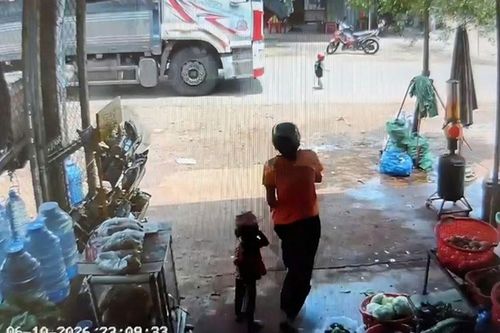 Bé trai 3 tuổi chạy qua đường, bị xe tải cán tử vong: Camera ghi lại khoảnh khắc đau lòng