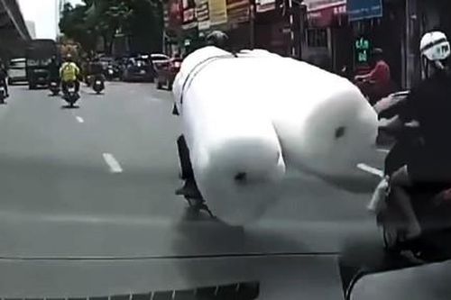 Xe máy chở hàng cồng kềnh va quẹt giao thông khiến cô gái ngã nhào