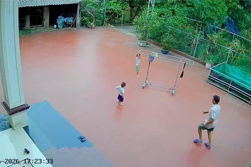 Clip 'khối nghỉ hè' tự treo mình lên giá phơi quần áo khiến ông bà hết hồn