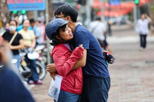Nụ hôn, cái ôm và những khoảnh khắc xúc động trước cổng trường thi tốt nghiệp
