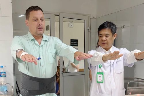 Khách Tây kinh ngạc sau ca mổ cột sống tại Việt Nam
