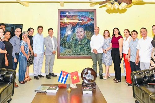 Đại sứ quán Cuba tại Việt Nam tiếp nhận tác phẩm nghệ thuật 'Fidel Castro Ruz - Cuba trong trái tim người Việt'