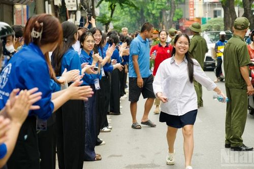 [Ảnh] Kỳ thi tốt nghiệp trung học phổ thông năm 2026: Nhiều cung bậc cảm xúc trong 2 ngày thi quan trọng