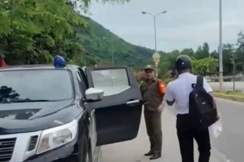 Thí sinh ngủ quên, Công an xã đến tận nhà chở đi thi