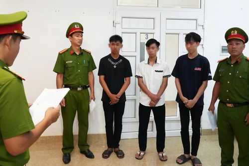 Khởi tố 3 'quái xế'