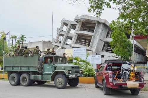 Động đất tại Philippines: Mưa lớn và dư chấn cản trở cứu hộ