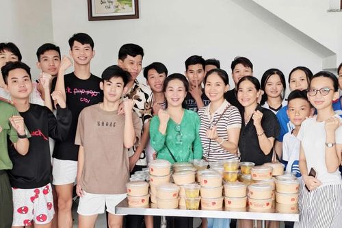 Cô giáo đồng hành cùng học trò vùng biển đảo vượt vũ môn
