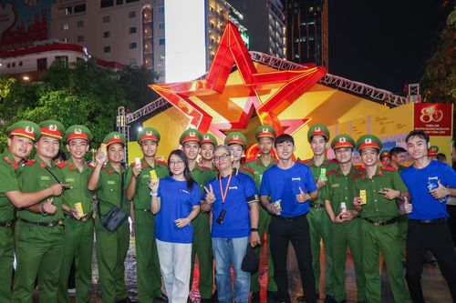 Vinamilk mang đến những trạm tiếp năng lượng giữa Gala 'Tổ quốc bình yên'