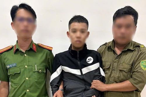Bắt giữ thanh niên dùng xăng, kiếm tấn công cha ruột và công an