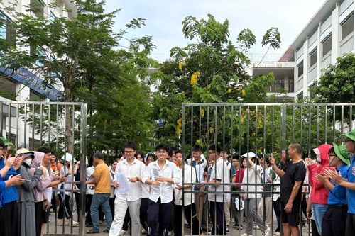 Thí sinh 'choáng' vì đề thi Tiếng Anh nhiều từ mới, đề Vật lý nhiều lý thuyết
