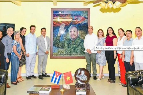 Trao tặng tác phẩm 'Fidel Castro Ruz - Cuba trong trái tim người Việt'