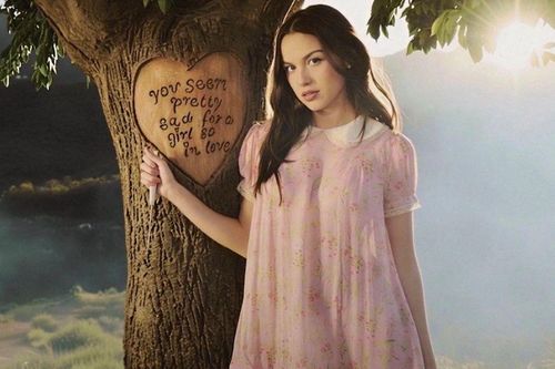 Olivia Rodrigo gây bất ngờ với album mới: Khi tình yêu thay thế những cơn giận dữ quen thuộc