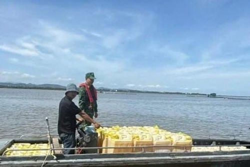 Biên phòng Quảng Ninh tạm giữ một phương tiện vận tải thủy vận chuyển xăng E10 RON 95 không rõ nguồn gốc
