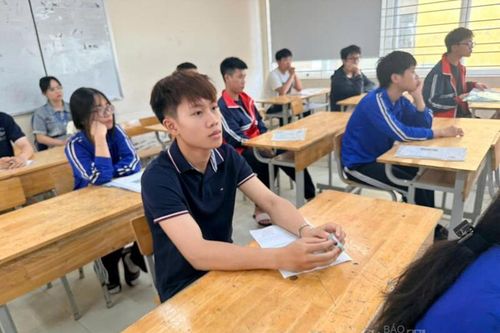 Sáng nay, thí sinh dự thi tốt nghiệp THPT làm bài hai môn tự chọn