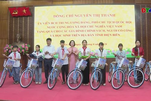 Phó Chủ tịch Quốc hội Nguyễn Thị Thanh thăm, tặng quà tại tỉnh Điện Biên