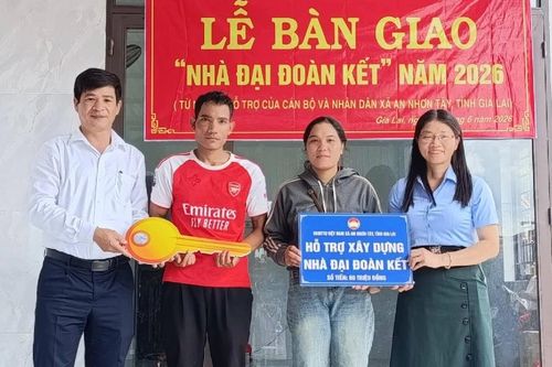 Bàn giao 4 căn nhà Đại đoàn kết cho hộ khó khăn xã Kdang