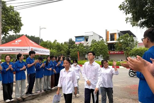 Thí sinh bước vào ngày thi thứ hai với các môn tự chọn
