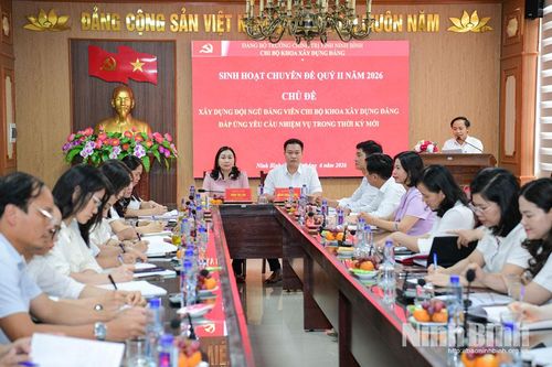 Đồng chí Đinh Thị Lụa, Phó Bí thư Tỉnh ủy, Chủ tịch Ủy ban MTTQ Việt Nam tỉnh dự sinh hoạt chuyên đề tại Chi bộ Khoa Xây dựng Đảng, Đảng bộ Trường Chính trị tỉnh