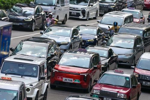 Ít khách, thu nhập xuống dốc, nhiều tài xế công nghệ khiến hành khách 'mắt tròn mắt dẹt' khi mở tiệm cắt tóc, bán cà phê ngay trên xe