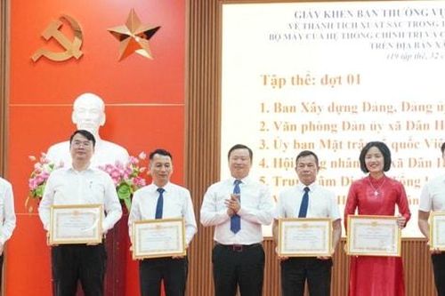 Xã Dân Hòa được Thành ủy tặng Bằng khen sau 1 năm vận hành chính quyền 2 cấp