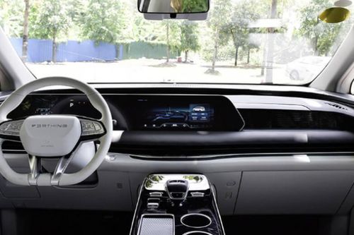 MPV 7 chỗ giá 697 triệu đồng đẹp sang trọng, trang bị đẳng cấp sánh ngang Toyota Alphard, công nghệ hybrid, dài 5,2 mét, rẻ như Xpander Cross