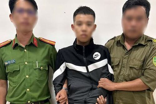 Tạm giữ Đỗ Văn Tĩnh chém cha ruột, ném chai xăng cháy vào lực lượng công an
