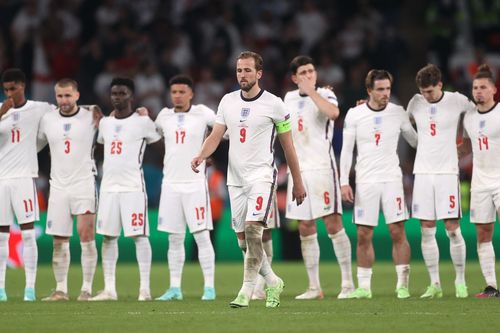 Tuyển Anh đang thắng Messi và Ronaldo tại Việt Nam?