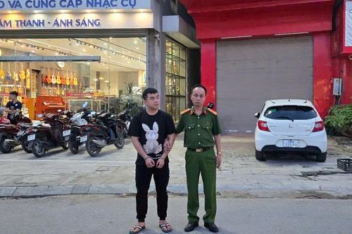 Tạm giữ tài xế taxi hành hung shipper giữa phố ở Thanh Hóa