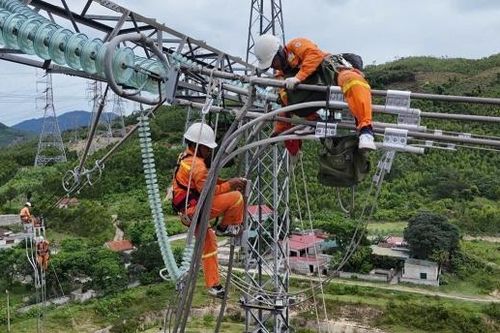 Giữ vững 'mạch máu' truyền tải điện miền Trung, tiếp sức cho miền Bắc trong cao điểm nắng nóng
